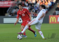 Fussball U21-EURO 2011 FINALE: Timm Klose (li, Schweiz) gegen Juan Mata (re, Spanien)