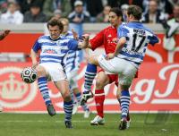 Fussball 1. Bundesliga: Duisburg - Bayern, Zweikampf