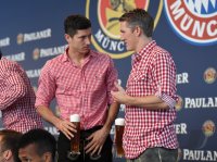 Fussball 1. Bundesliga 14/15: Robert Lewandowski (FC Bayern Muenchen) mit Weissbier