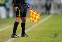 Fussball 2. Bundesliga: Linienrichter mit der Fahne