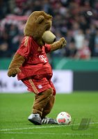 FUSSBALL DFB POKAL  Saison 2012/2013:  Maskottchen Berni (FC Bayern Muenchen)