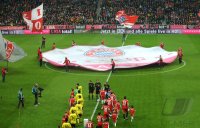 Fussball 1. Bundesliga : Beide Teams laufen auf das Spielfeld