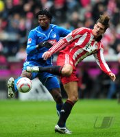Fussball 1. Bundesliga : Isaac Vorsah (li, TSG 1899 Hoffenheim) gegen Mario Gomez (re, FC Bayern Muenchen)