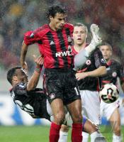 Fussball Uefa Cup: Leverkusen - Sofia, Zweikampf