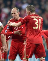 FUSSBALL INTERNATIONAL  CHL HALBFFINALE 11/12: Arjen Robben (li,) mit Bastian Schweinsteiger (FC Bayern Muenchen)