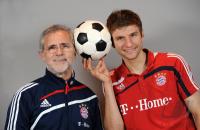 Fussball 1. Bundesliga : Gerd Mueller mit Thomas Mueller , FC Bayern Muenchen