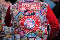 Fussball 1. Bundesliga : Bayern Fan mit Kutte und FCB Stickern mit Logo