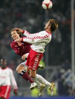 Fussball Uefa Cup: Hamburg - FC Thun, Zweikampf