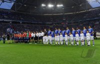 Fussball CHL  Saison 2010/2011:  Teamaufstellung vor dem Spiel in der Veltins Arena