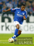Fussball Bundesliga: Schalke, Mpenza Einzelaktion