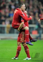 Fussball CHL  Saison 2011/2012:  JUBEL nach dem Tor Franck Ribery (li,) mit Mario Gomez (FC Bayern Muenchen)