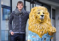 2. Fussball Bundesliga: Stefan Bell (1860 Muenchen) vor dem LOEWEN MASKOTTCHEN