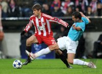 Fussball Champions League  Saison 2010/2011: Thomas Mueller (li, FC Bayern Muenchen) gegen Cristian Panin (re, CFR 1907 Cluj)