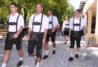 1. Fussball Bundesliga : FC Bayern in Lederhosen bei Paulaner