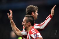 Fussball Champions League: JUBEL nach dem TOR zum 3:0 von Franck Ribery, Thomas Mueller (hinten, FC Bayern Muenchen)