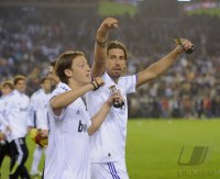 FUSSBALL International  COPA DEL REY  10/11:  JUBEL  Khedira (Real Madrid) und  Oezil (Real Madrid)