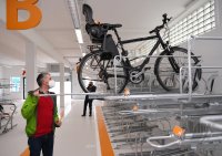 Oberbuergermeister Palmer nimmt die Radgarage am Tuebinger Hauptbahnhof in Betrieb