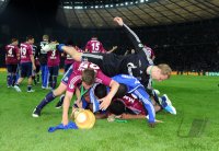 Fussball: DFB Pokal Finale:  JUBEL MIT DEM POKAL  Klaas Jan Huntelaar mit Torwart Manuel Neuer (v.li., FC Schalke 04)