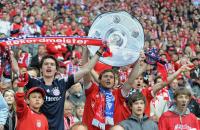 Fussball 1. Bundesliga : JUBEL  FANS  mit Schale (FC Bayern Muenchen)