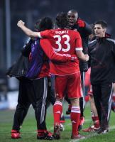 FUSSBALL  International CHL 09/10 : Mario Gomez mit Edson Braafheid (v. li, FCB)