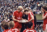 Fussball Hoeness, Neuberger, Rummenigge, Augenthaler (FC Bayern) mit Meisterschale