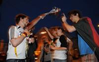 FUSSBALL WM 2010, Fans feiern in Bremen auf der Strasse