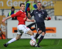 1. Fussball Bundesliga: Radoslav Zabavnik (li, 1. FSV Mainz 05) gegen Franck Ribery (re, FC Bayern Muenchen)