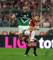 Fussball 1. Bundesliga &Atilde;Saison 2010/2011: Mikael Silvestre (li, SV Werder Bremen)   gegen Thomas Mueller (re, FC Bayern Muenchen)