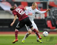 Fussball 1. Bundesliga, Saison 2011/2012: Javier Pinola  (li, 1 FC Nuernberg) gegen Arjen Robben (FC Bayern Muenchen)