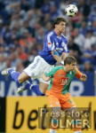 Fussball Ligapokal: Schalke - Bremen, Zweikampf