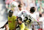 Fussball 1. Bundesliga: Moenchengladbach- Dortmund, Zweikampf