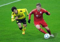 Fussball 1. Bundesliga, Saison 2011/2012: Shinji Kagawa (li, Borussia Dortmund) gegen Philipp Lahm (FC Bayern Muenchen)