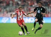 Fussball 1. Bundesliga Saison 2010/2011: Philipp Lahm (li, FC Bayern Muenchen) gegen Mario Mandzukic (re, VfL Wolfsburg)