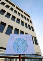 Protestplakat: People first vor dem Tuebinger biopharmazeutisches Unternehmen CureVac AG