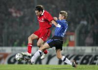 Fussball 1. Bundesliga: Bielefeld - Bayern, Zweikampf