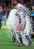Fussball Champions League Finale 2011: Gerard Pique (Barca) schneidet das NETZ aus dem TOR