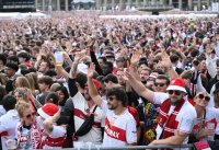 Fussball DFB Pokal Finale 24/25: Arminia Bielefeld - VfB Stuttgart, Public Viewing auf dem Schlossplatz
