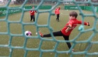 Schmuckbild: Nachwuchsfussballer spielen im Schneetreiben