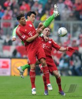 Fussball 1. Bundesliga, Saison 2011/2012: Mario Gomez (li, FC Bayern Muenchen) gegen Chris (Mitte, VfL Wolfsburg) gegen Franck Ribery (FC Bayern Muenchen)