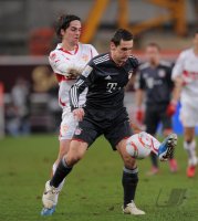 Fussball 1. Bundesliga  Saison 2010/2011:  Martin Harnik (li, VfB Stuttgart) gegen Miroslav Klose (re, FC Bayern Muenchen)