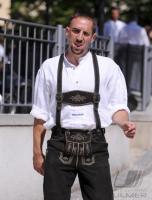 1. Fussball Bundesliga : FC Bayern in Lederhosen bei Paulaner
