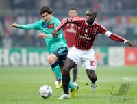 Fussball CHL  Saison 2011/2012:  Lionel Messi (li, Barca) gegen Clarence Seedorf (AC Mailand)