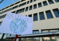 Protestplakat: People first vor dem Tuebinger biopharmazeutisches Unternehmen CureVac AG