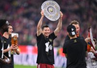 Fussball 1. Bundesliga Saison 21/22: JUBEL FC Bayern Muenchen feiert die 32. Meisterschaft
