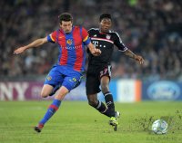 Fussball CHL  Saison 2011/2012: David Abraham (li, FC Basel) gegen David Alaba (FC Bayern Muenchen)