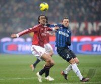 FUSSBALL International SERIE A 2011/2012:  Alessandro Nesta (li, AC Mailand) gegen Giampaolo Pazzini (Inter Mailand)