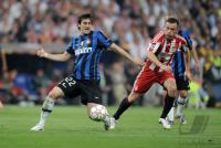 Fussball Champions League Finale: Ivica Olic (re, FCB) gegen Diego Milito  (li, Inter)