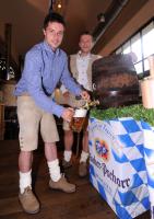 Fussball 2. Bundesliga : Benjamin Lauth und Alexander Ludwig zapfen Bier