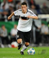 Fussball, International, WM Qualifikation 2010: Deutschland OEZIL am Ball