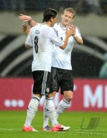 FUSSBALL INTERNATIONAL: Jubel nach dem Tor zum 2:0 mit Mesut Oezil (li,)  mit Andre SCHUERRLE (Deutschland)